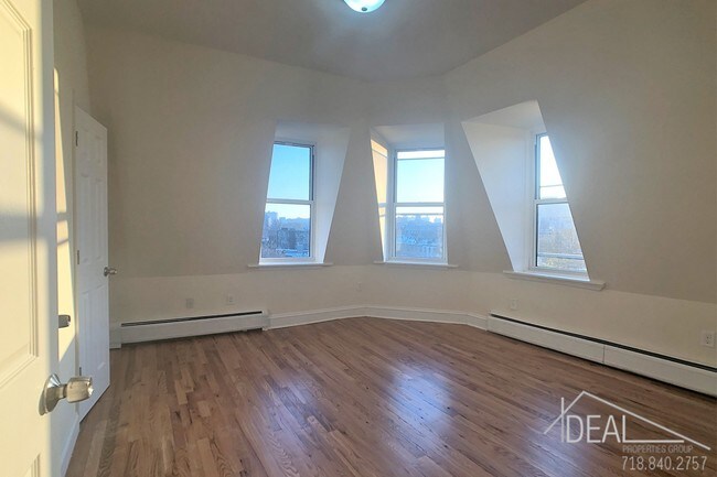 Foto del edificio - 356 Grand Ave