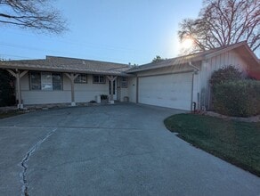 Building Photo - 257 Ironwood St