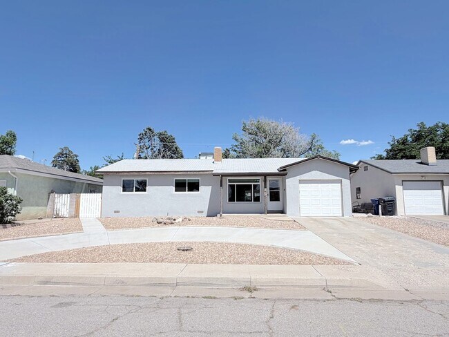 Foto del edificio - Charming 3 Bedroom, 2 Bathroom NE ABQ Home. Refrigerated Air! Spacious backyard. Near Uptown