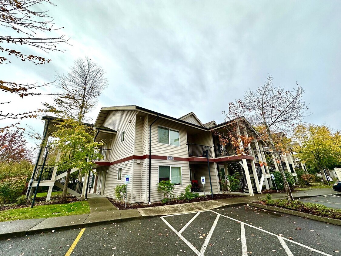 Primary Photo - Newly Renovated! 508 Tremont Ave #102