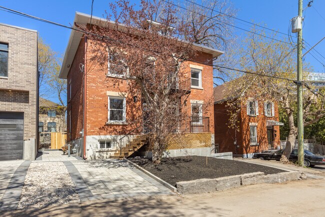 Photo du bâtiment - Renovated 4-Bedroom Family Home Near Rockcliffe Park