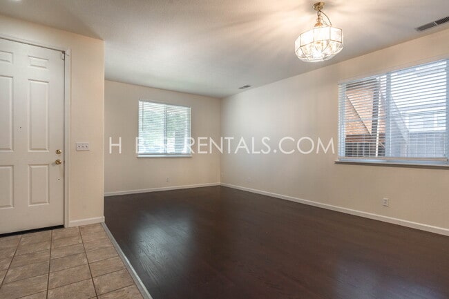 Building Photo - 803 Twin Oaks Dr
