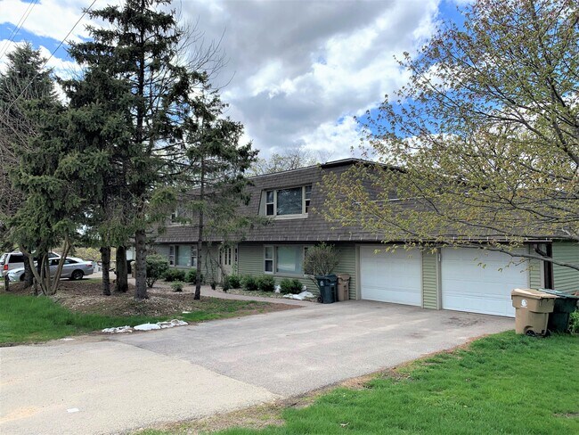 Garajes y estacionamiento fuera de la calle - 7118 Raymond Rd