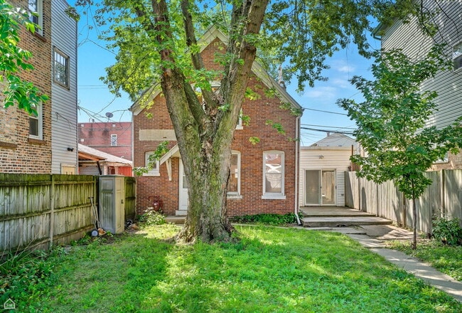 Foto del edificio - 3709 W Potomac Ave