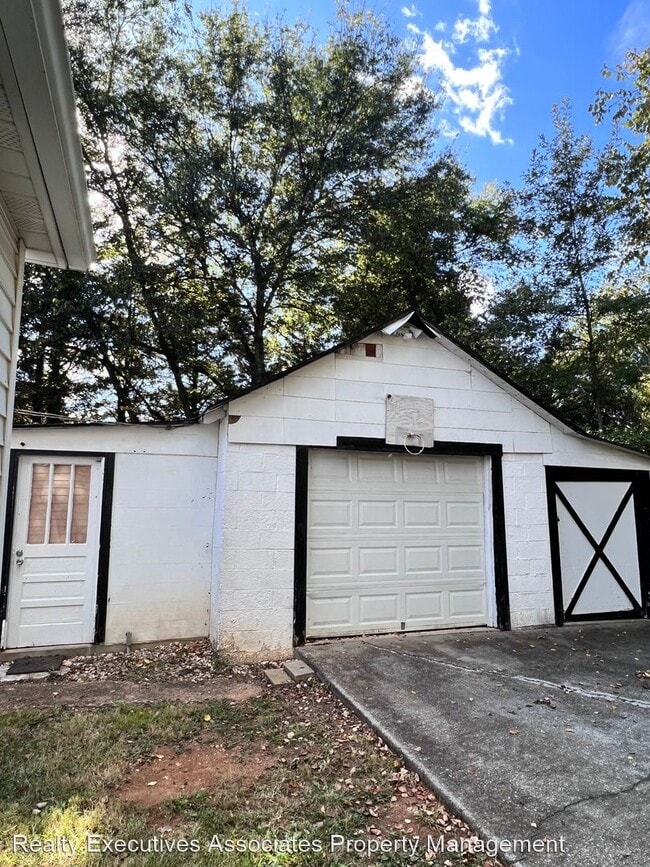 Building Photo - 3 br, 2 bath House - 425 Sandy Springs Road