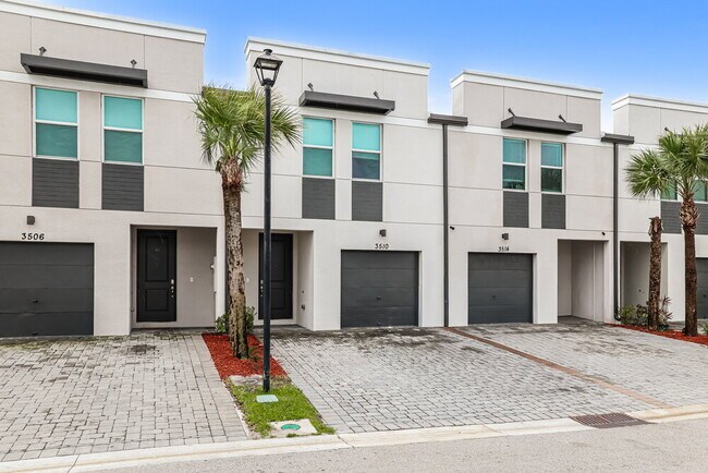 Foto del edificio - 3510 Joshua Tree St