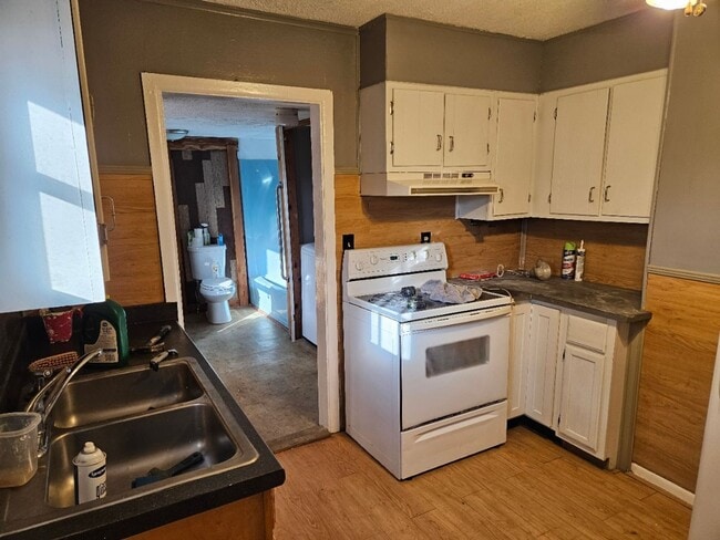 Building Photo - *Knoxville 37914 - 2 bedroom, 1 bath,  han...