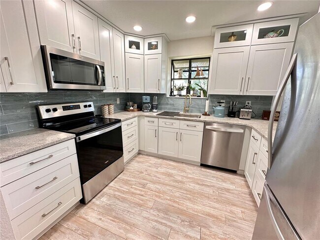Building Photo - 2613 Hammock Ct
