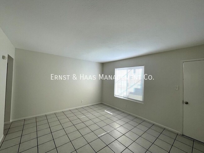 Building Photo - Fantastic 2 Bedroom Apartment with Parking!