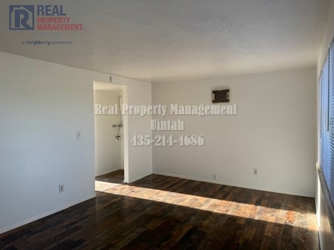 Building Photo - Delight Duplex
