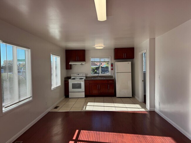 Foto del edificio - Remodeled 2 Bedroom, on San Pablo Ave, in East Richmond Area