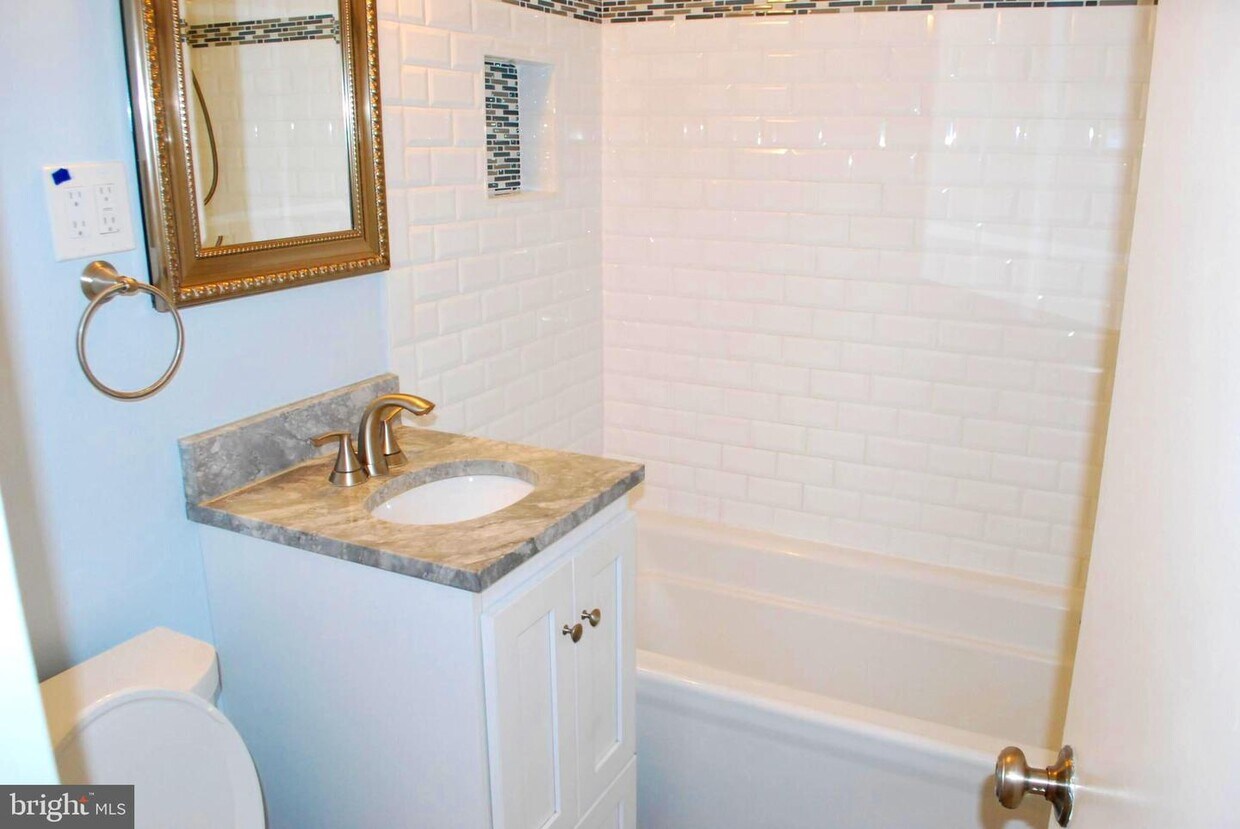 Foto principal - 3874 Lyndhurst Dr