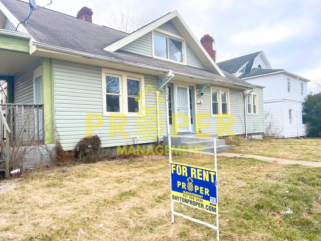 Primary Photo - 4 bedrooms 2 bathrooms house with a lot of...