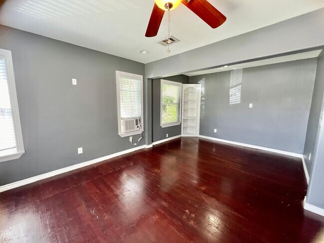 Building Photo - **APPLICATION RECEIVED** AVAILABLE NOW!! 2...