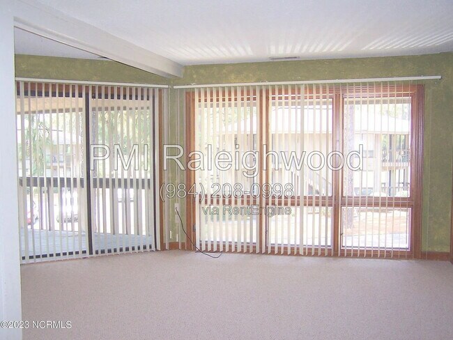 Foto del edificio - 220 Foxkroft Dr