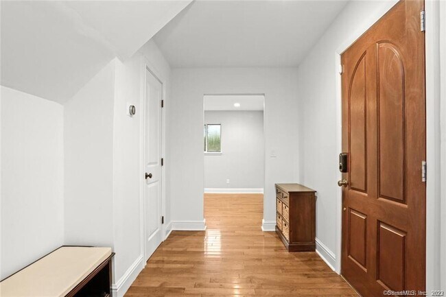 Building Photo - 10 Harvann Rd