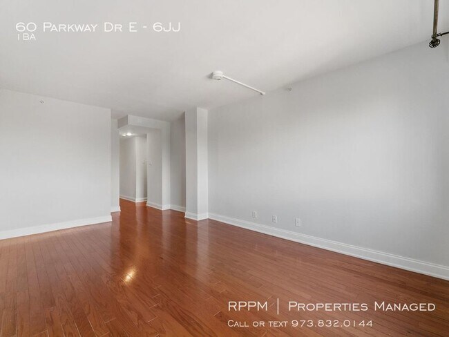 Building Photo - 60 Parkway Dr E - 6JJ - 1 full bath