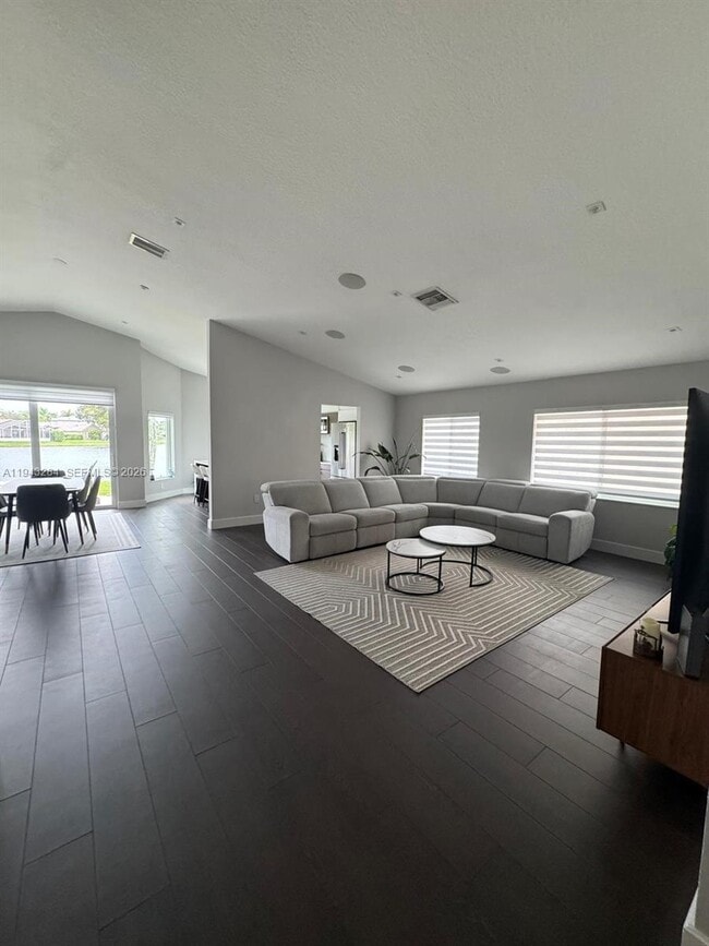 Foto del edificio - 16440 Ruby Lake