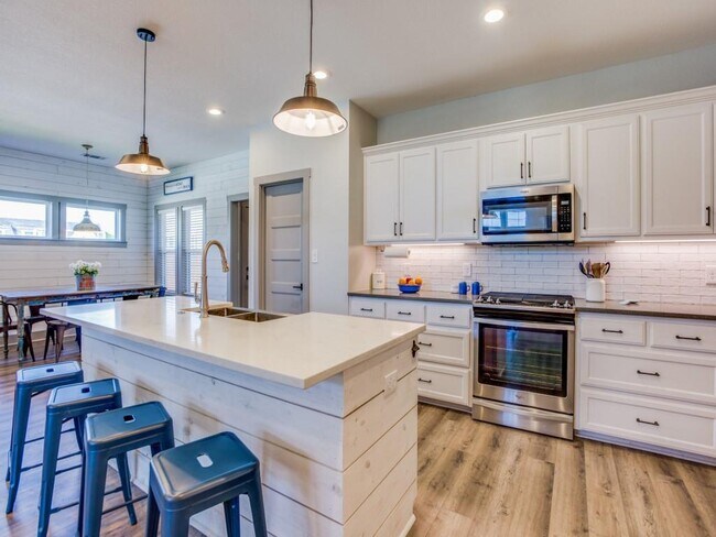 Foto del edificio - 405 Carneros Dr