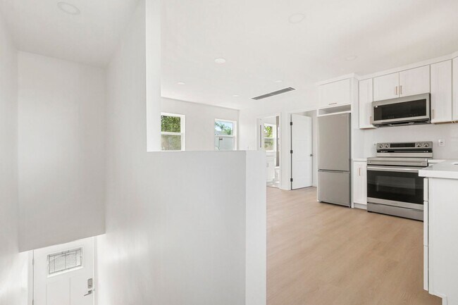Foto del edificio - 1 Bedroom 1 Bath upstairs unit in University Heights available Mid-May 2026