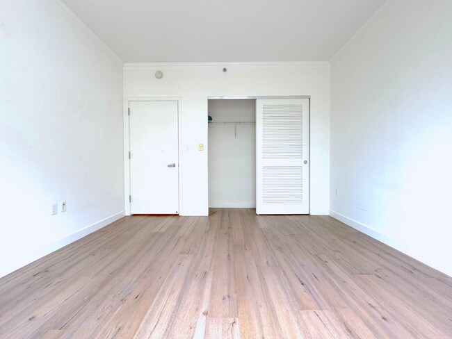 Bedroom 2 with closet view - 250 King St