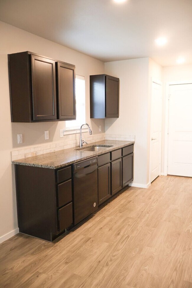 Building Photo - Cozy and Spacious 3 Bedroom Home with Gara...