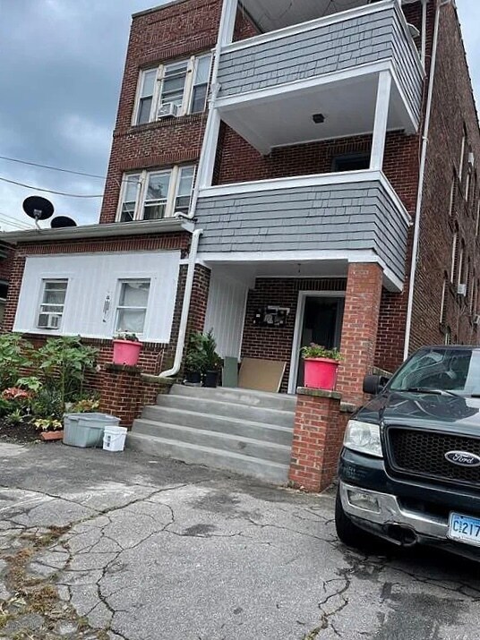 757 Hancock Ave Unit 3, Bridgeport, CT 06605 Apartments in Bridgeport