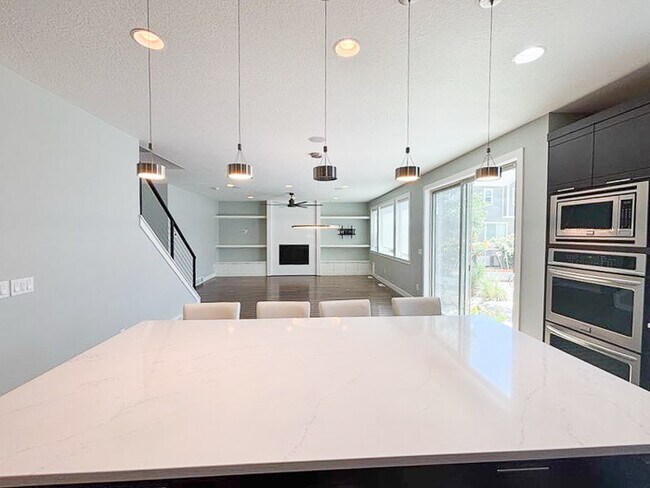 Foto del edificio - Luxury 5-Bedroom Rental with Pool, Finishe...