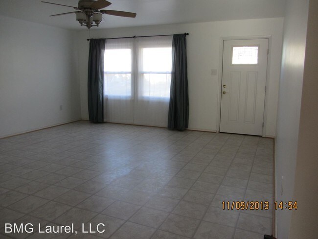 Building Photo - 1017 Christmas Ln