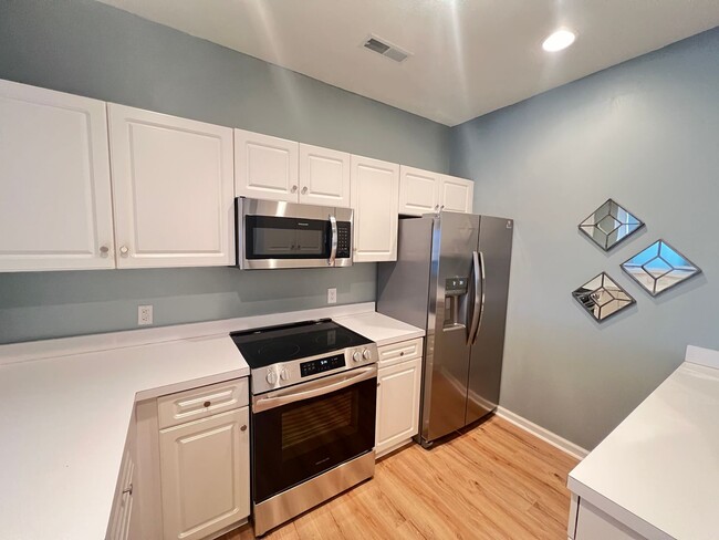 Foto del edificio - Overlooking the Intracoastal Waterway! Three-Bedroom Condo at The Moorings at Eastport!