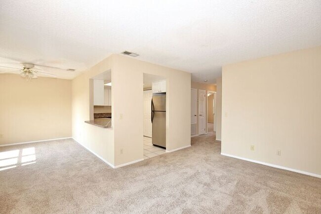 Building Photo - Spacious 2/2 Condo Located in the Gated Community of Hawthorne Village - Orlando!