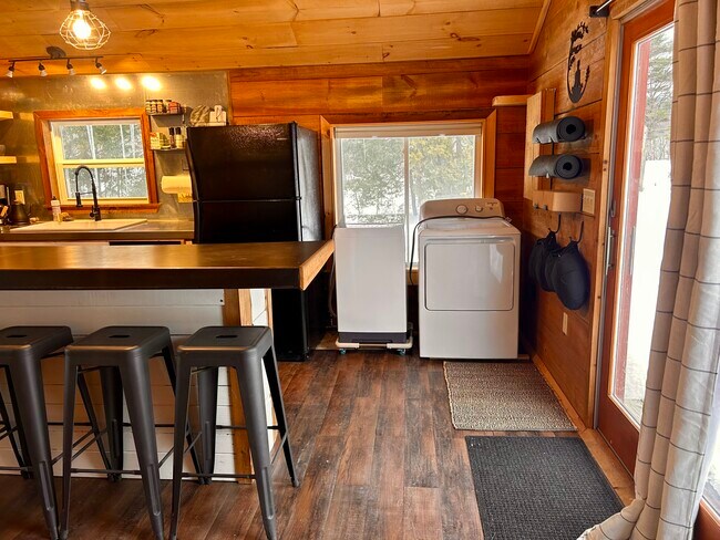 Foto del edificio - 288 River Rd