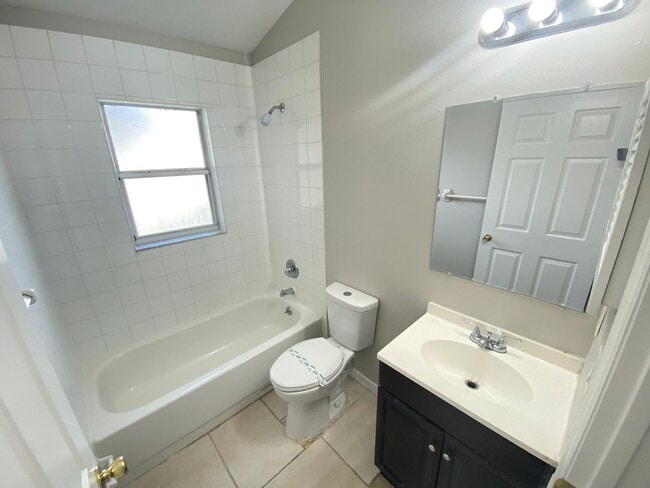 Building Photo - 3 Bed 2 Bath Home with Stainless Steel Appliances Near Poinciana Pkwy!