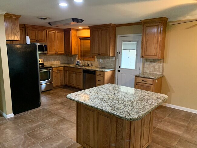 Building Photo - 522 Edgewood Dr