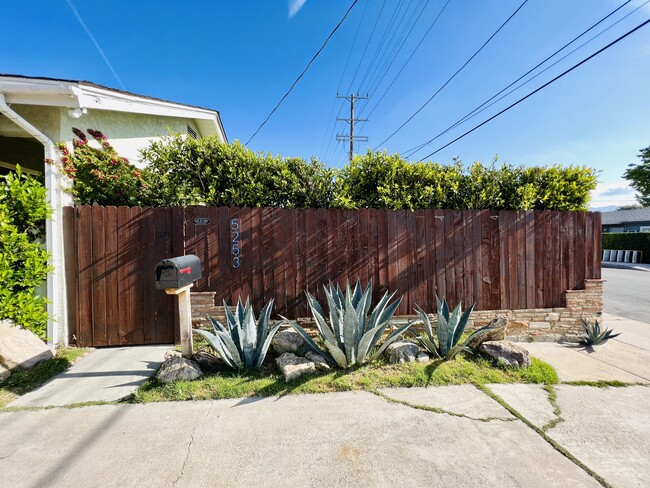 Building Photo - 5251 Auckland Ave