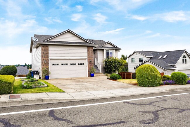 Foto del edificio - Spacious 4 bed, 3 bath home with sprawling...