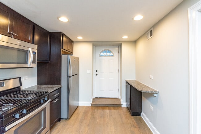 Building Photo - 2104 W 18th Pl