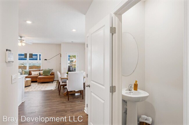 Building Photo - 3 br, 2.5 bath House - 1061 Hammett Rd