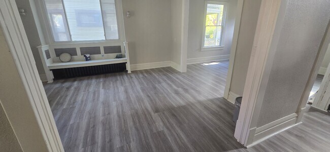 Foto del edificio - 915 W Main St