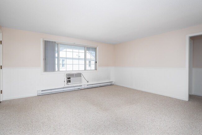 family room view facing front of building - 105 Portsmouth Ave