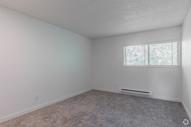 2BR, 1BA - 954SF - Primary Bedroom - IRONWOOD GREENS