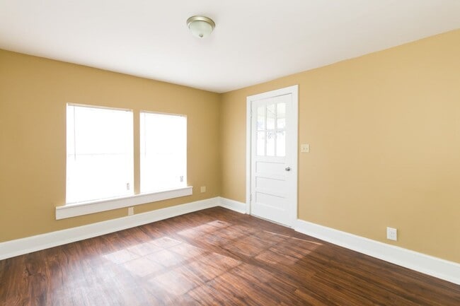 Building Photo - Cute, Clean & Completely Renovated