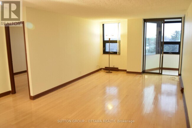 Photo du bâtiment - 2019 Carling Ave