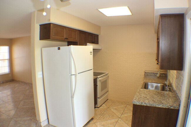 Building Photo - 605/607 SE 13th ter