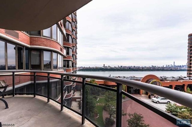 Foto del edificio - 100 Winston Dr
