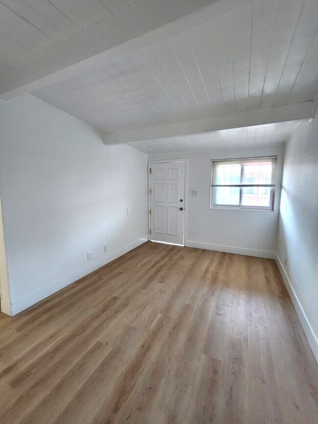 Building Photo - 10516 S Inglewood Ave