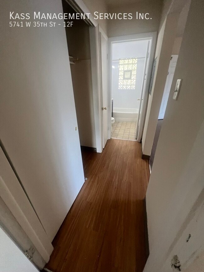 Foto del edificio - 5741 W 35th St
