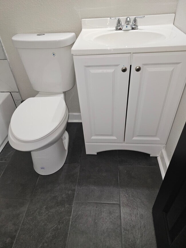 Building Photo - 2724 Henley Dr