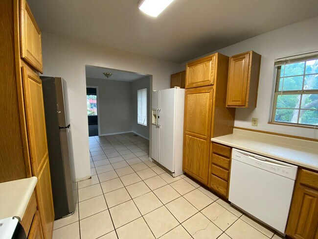 Building Photo - 1210 California - 8 Bed/2 Bath Near WMU/K ...