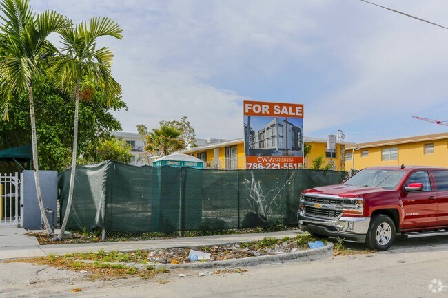 Building Photo - West Brickell Townhomes